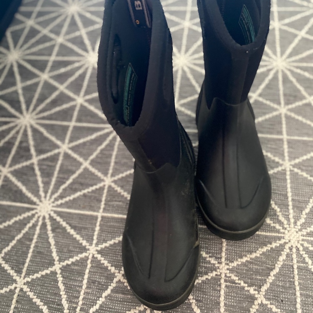 Bogs size 5 kids snow boots / black